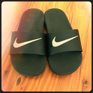 Nike kids kawa slides
